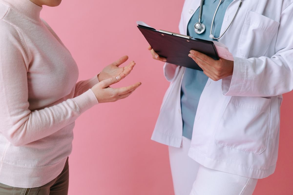 Consultation chez le médecin pour diagnostiquer une infection à Helicobacter pylori