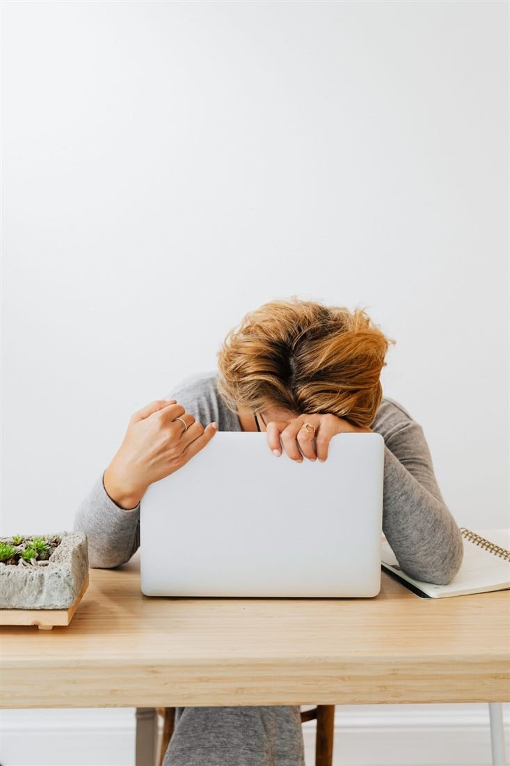 Femme fatiguée, la fatigue étant un symptôme fréquent du manque de vitamine D